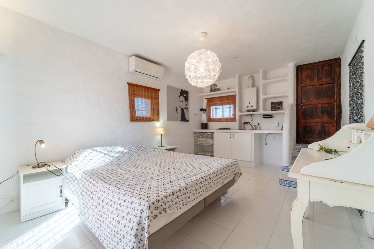 5 Bed Townhouse for sale in Almayate Costa Del Sol East, Málaga, Spain
