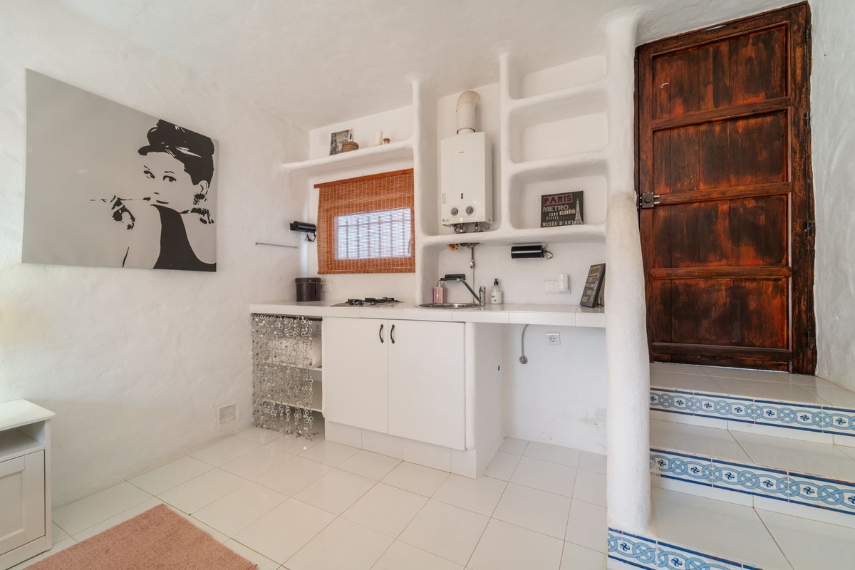 5 Bed Townhouse for sale in Almayate Costa Del Sol East, Málaga, Spain