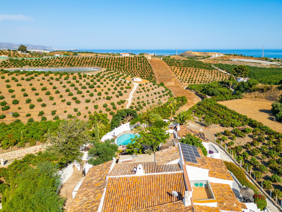 5 Bed Townhouse for sale in Almayate Costa Del Sol East, Málaga, Spain