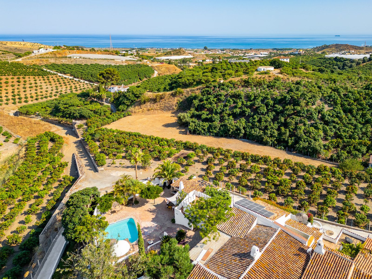 5 Bed Townhouse for sale in Almayate Costa Del Sol East, Málaga, Spain