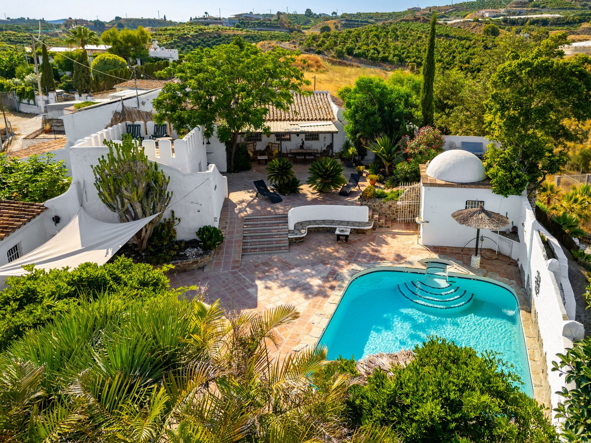 5 Bed Townhouse for sale in Almayate Costa Del Sol East, Málaga, Spain