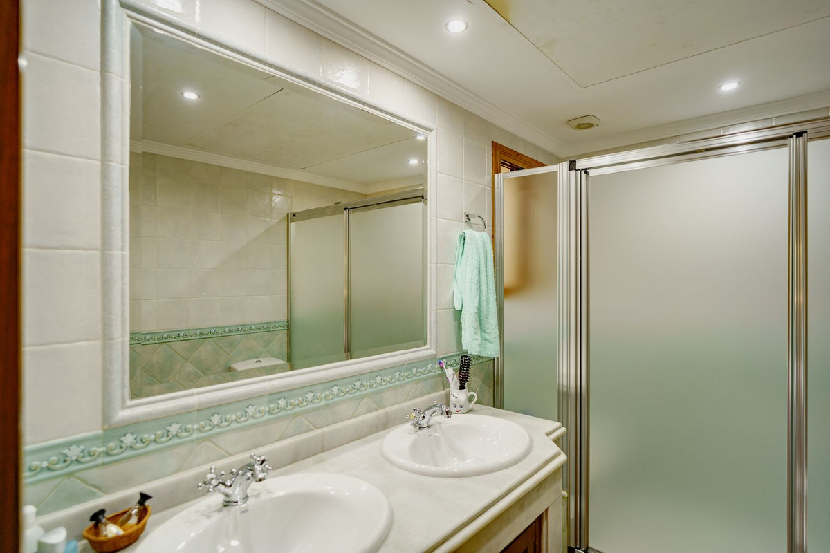 Se vende Villa - Chalet de 5 dormitorios en Costa Del Sol, Málaga, España