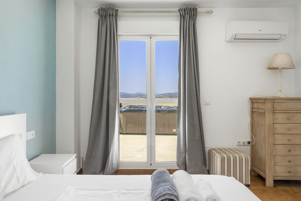 4 Bed Apartment for sale in Fuengirola Costa Del Sol, Málaga, Spain