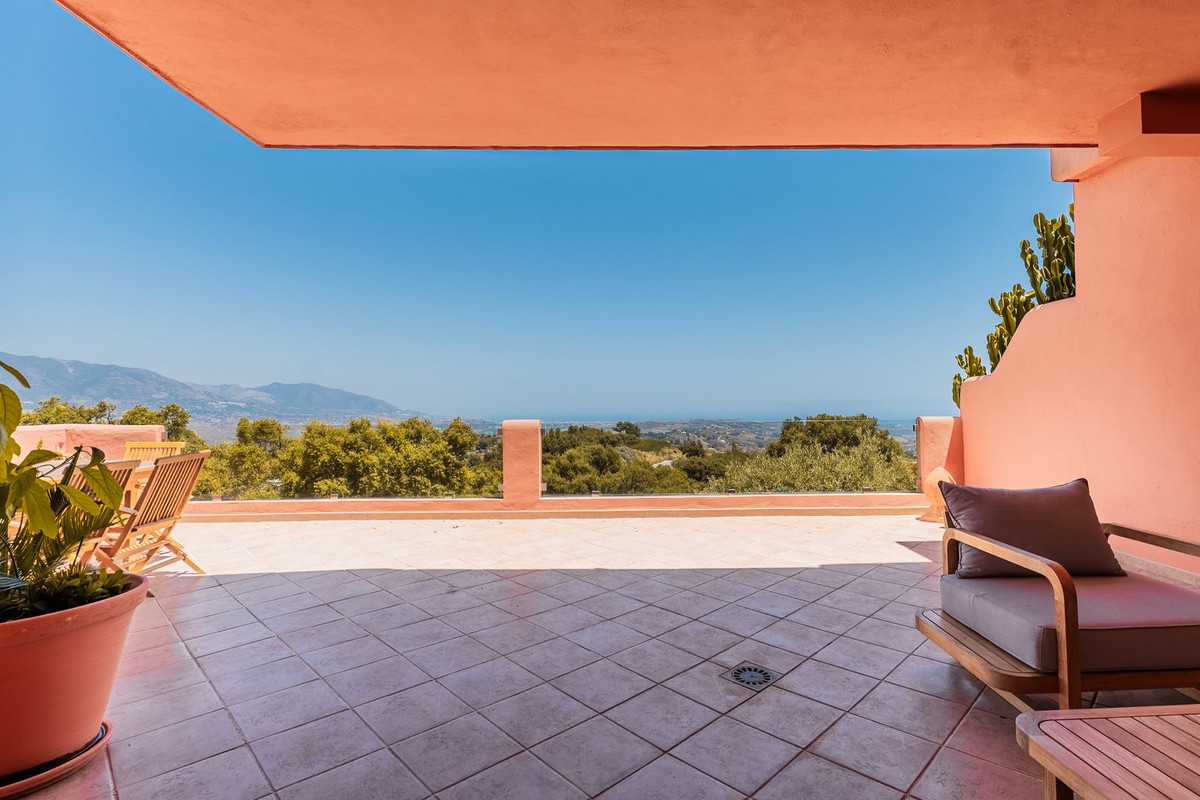 3 Bed Apartment for sale in La Mairena Costa Del Sol, Málaga, Spain