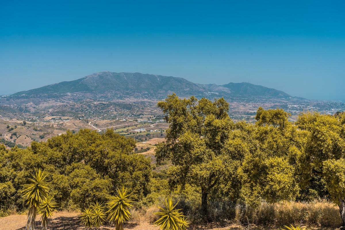 3 Bed Apartment for sale in La Mairena Costa Del Sol, Málaga, Spain
