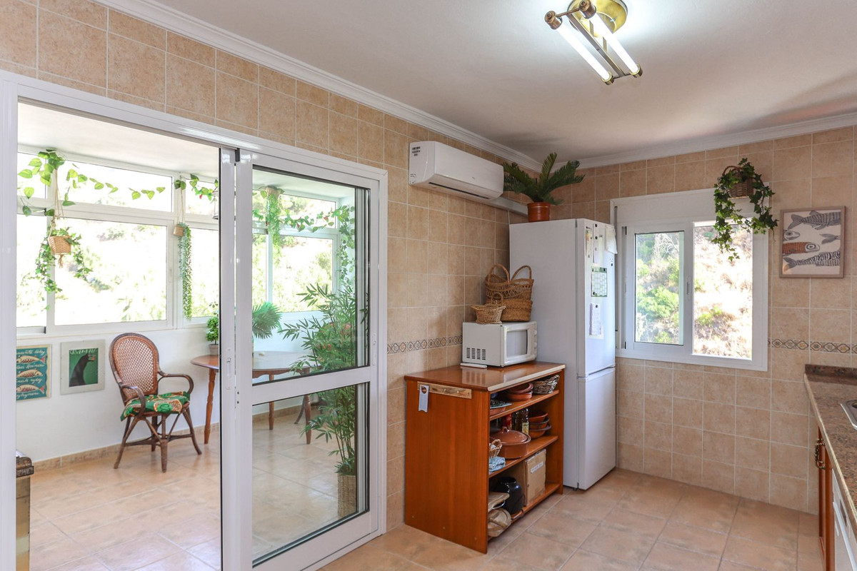 5 Bed Townhouse for sale in Tolox Costa Del Sol, Málaga, Spain