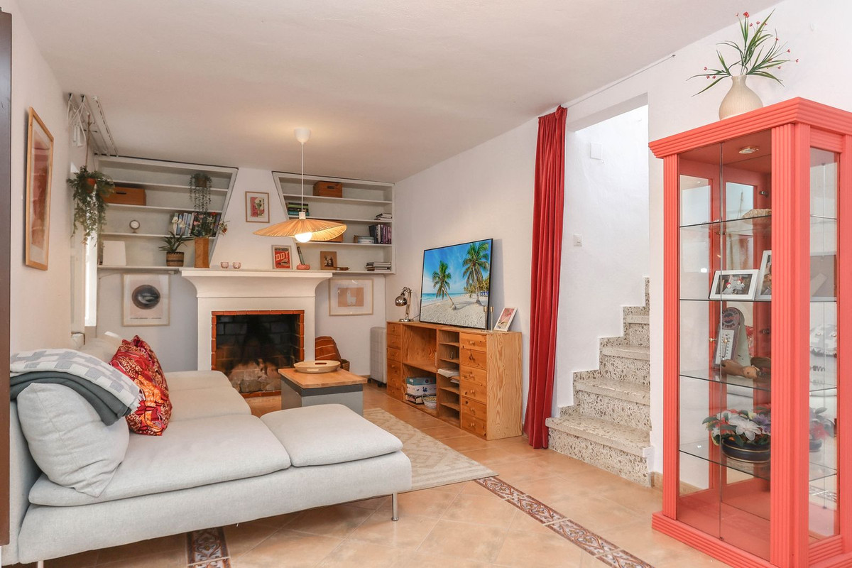 5 Bed Townhouse for sale in Tolox Costa Del Sol, Málaga, Spain