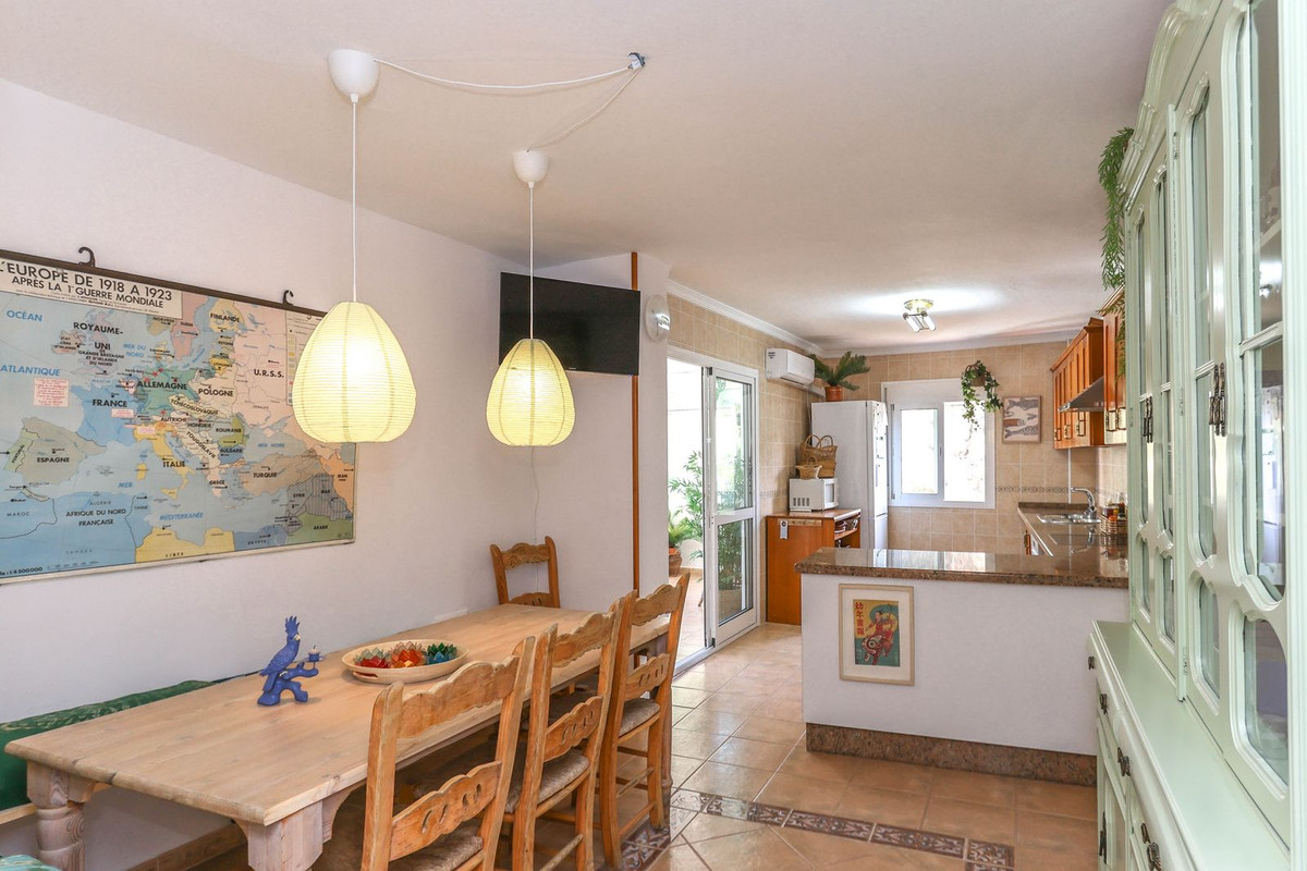 5 Bed Townhouse for sale in Tolox Costa Del Sol, Málaga, Spain