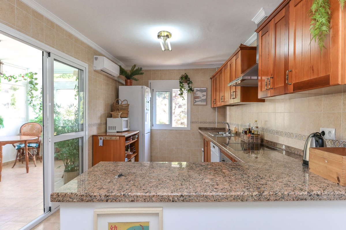 5 Bed Townhouse for sale in Tolox Costa Del Sol, Málaga, Spain