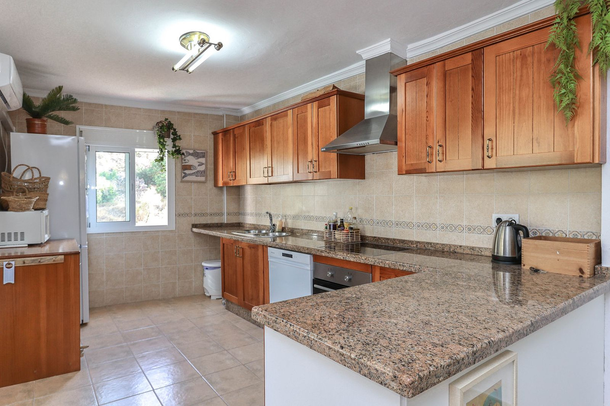 5 Bed Townhouse for sale in Tolox Costa Del Sol, Málaga, Spain