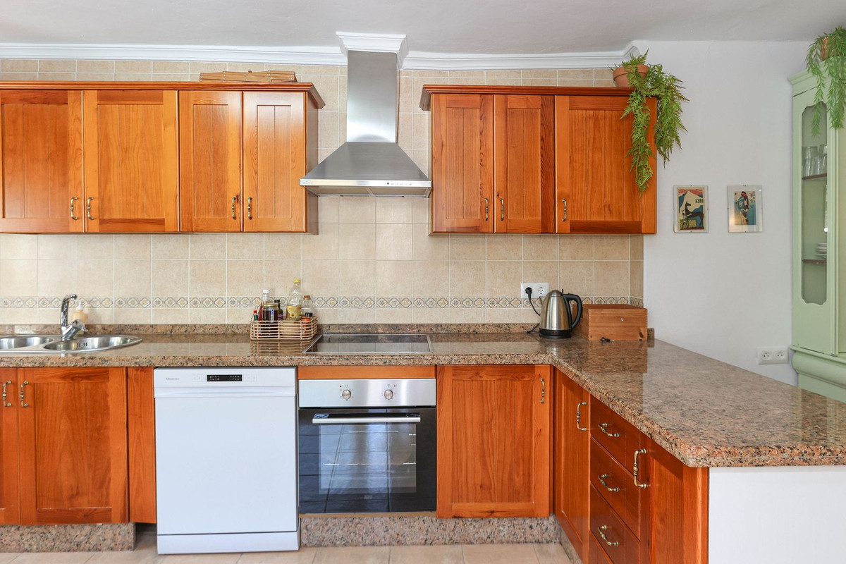 5 Bed Townhouse for sale in Tolox Costa Del Sol, Málaga, Spain