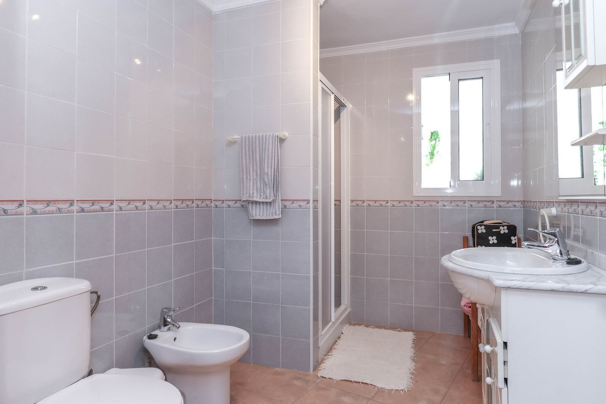 5 Bed Townhouse for sale in Tolox Costa Del Sol, Málaga, Spain