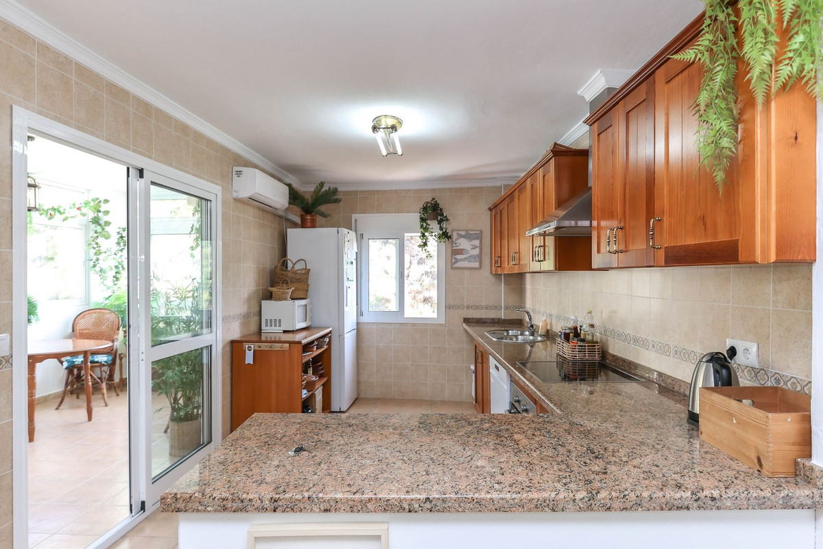 5 Bed Townhouse for sale in Tolox Costa Del Sol, Málaga, Spain