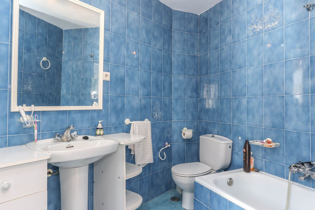 5 Bed Townhouse for sale in Tolox Costa Del Sol, Málaga, Spain