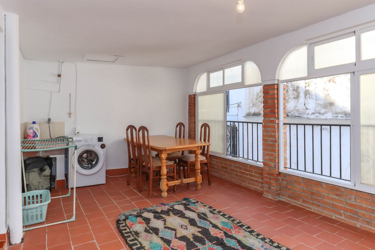 5 Bed Townhouse for sale in Tolox Costa Del Sol, Málaga, Spain