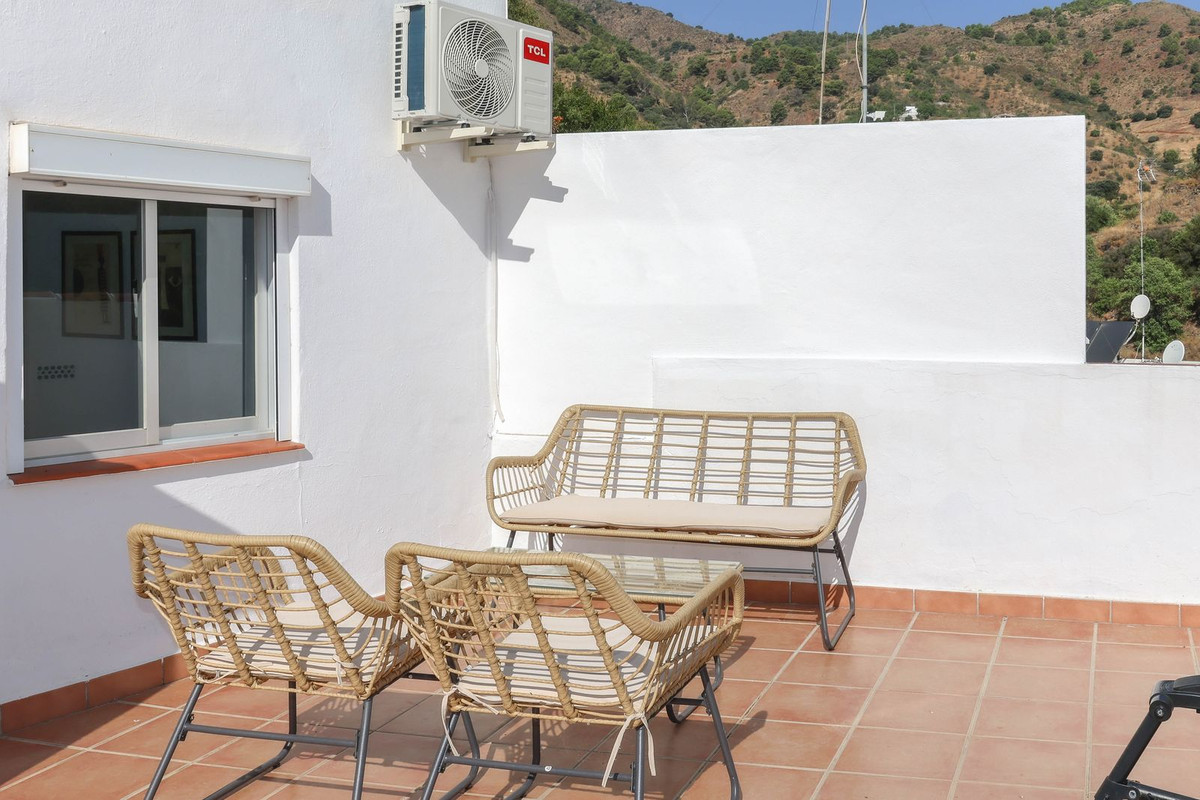 5 Bed Townhouse for sale in Tolox Costa Del Sol, Málaga, Spain