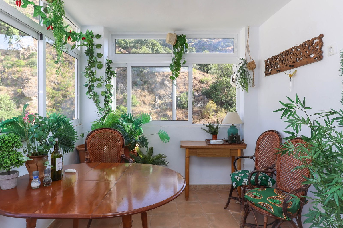 5 Bed Townhouse for sale in Tolox Costa Del Sol, Málaga, Spain