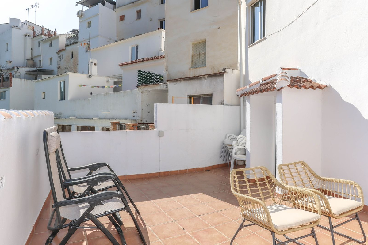 5 Bed Townhouse for sale in Tolox Costa Del Sol, Málaga, Spain