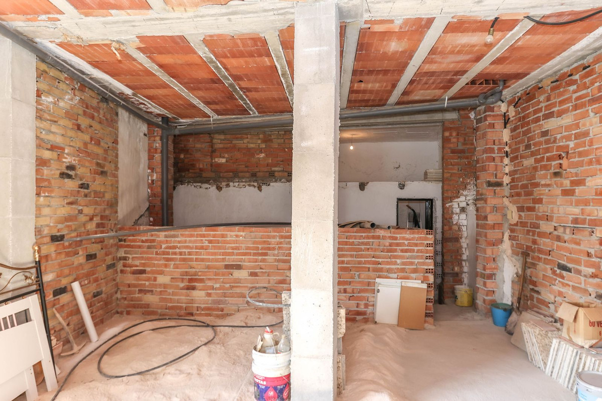 5 Bed Townhouse for sale in Tolox Costa Del Sol, Málaga, Spain
