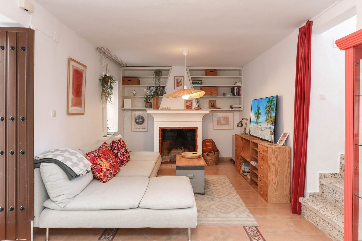 5 Bed Townhouse for sale in Tolox Costa Del Sol, Málaga, Spain