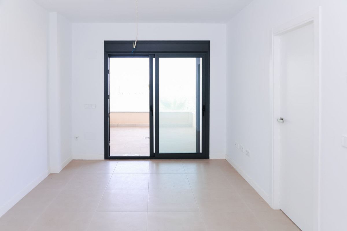 Se vende Apartamento Planta Media de 2 dormitorios en Costa Del Sol East, Málaga, España