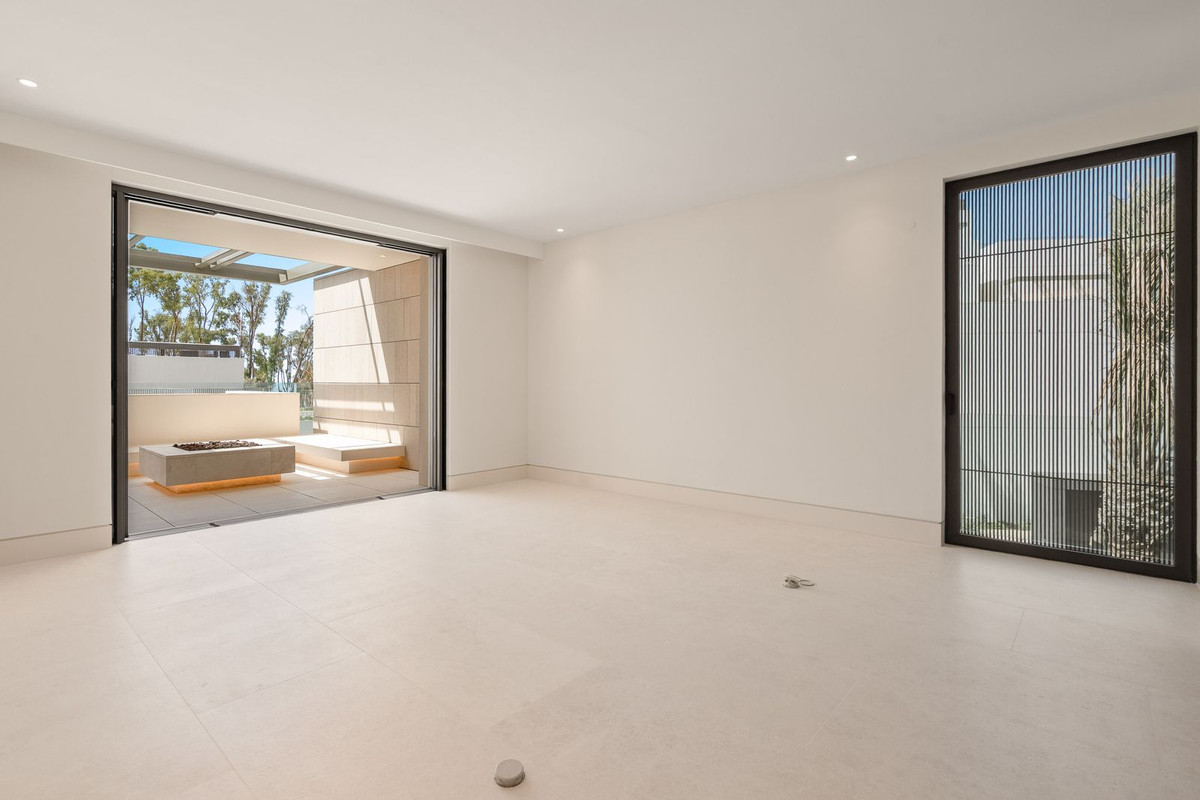 4 Bed Apartment for sale in The Golden Mile Costa Del Sol, Málaga, Spain