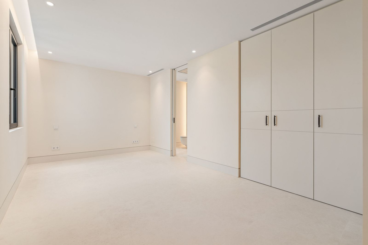 4 Bed Apartment for sale in The Golden Mile Costa Del Sol, Málaga, Spain