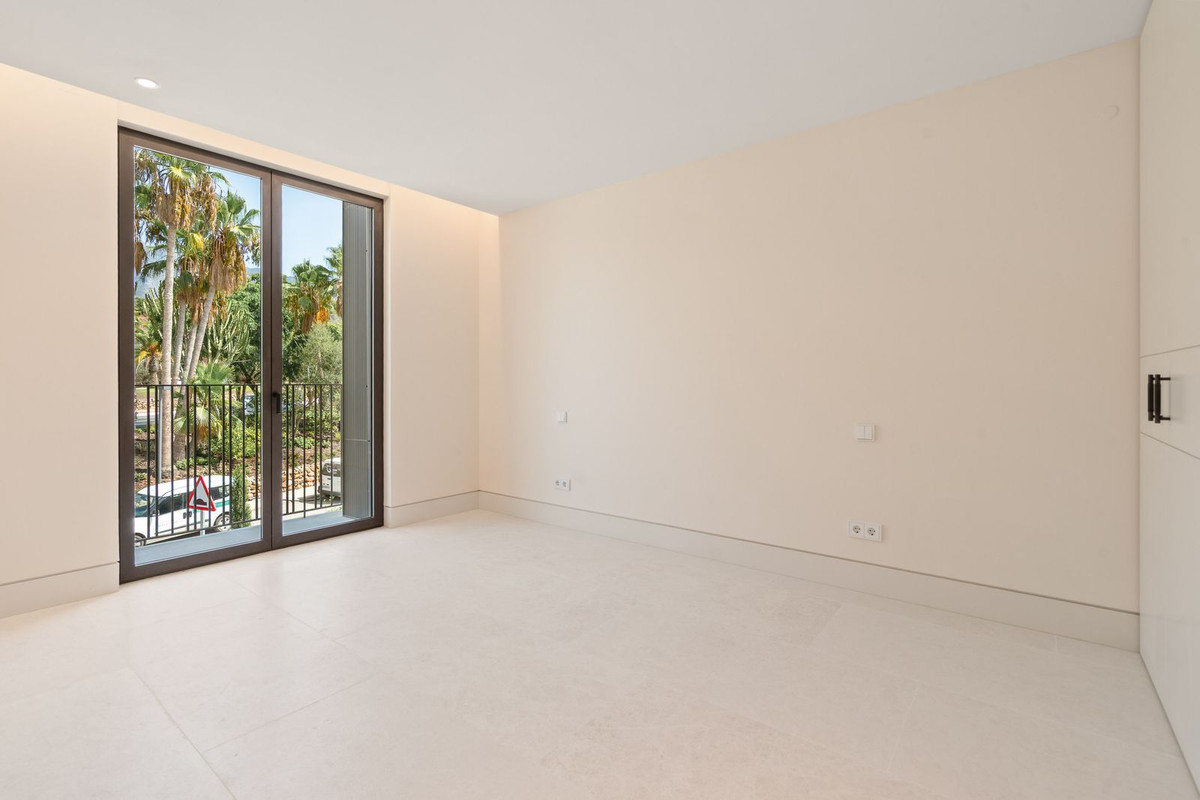 4 Bed Apartment for sale in The Golden Mile Costa Del Sol, Málaga, Spain