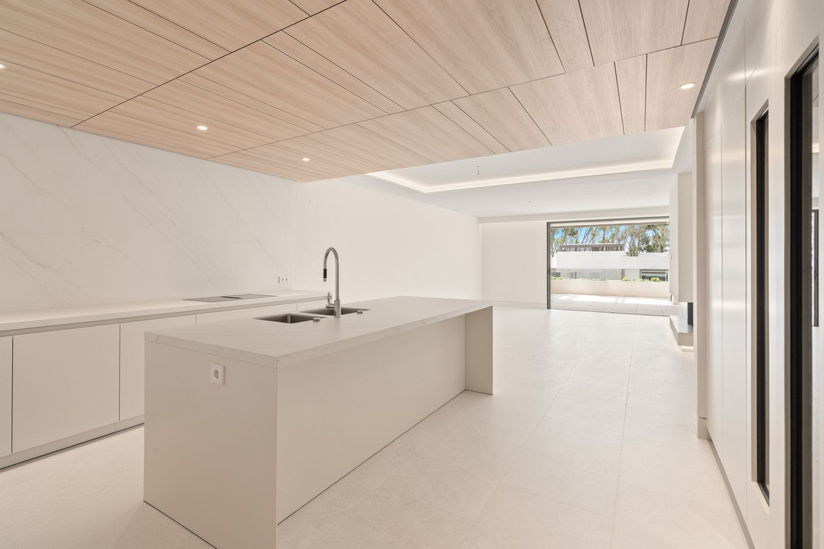 4 Bed Apartment for sale in The Golden Mile Costa Del Sol, Málaga, Spain