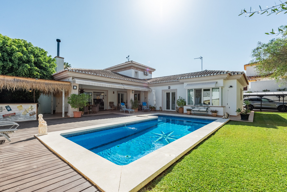 Se vende Villa - Chalet de 6 dormitorios en Costa Del Sol, Málaga, España