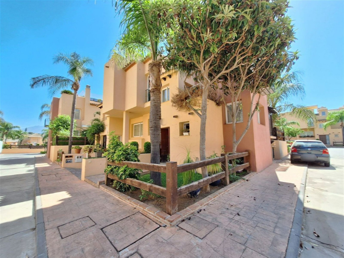 4 Bed Townhouse for sale in Nueva Andalucía Costa Del Sol, Málaga, Spain