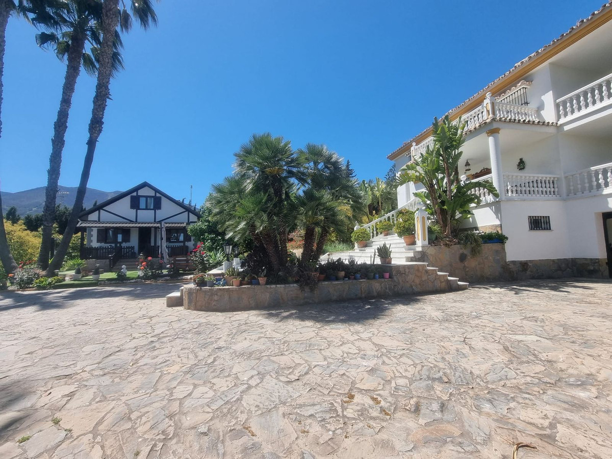 9 Bed Townhouse for sale in Alhaurín El Grande Costa Del Sol, Málaga, Spain