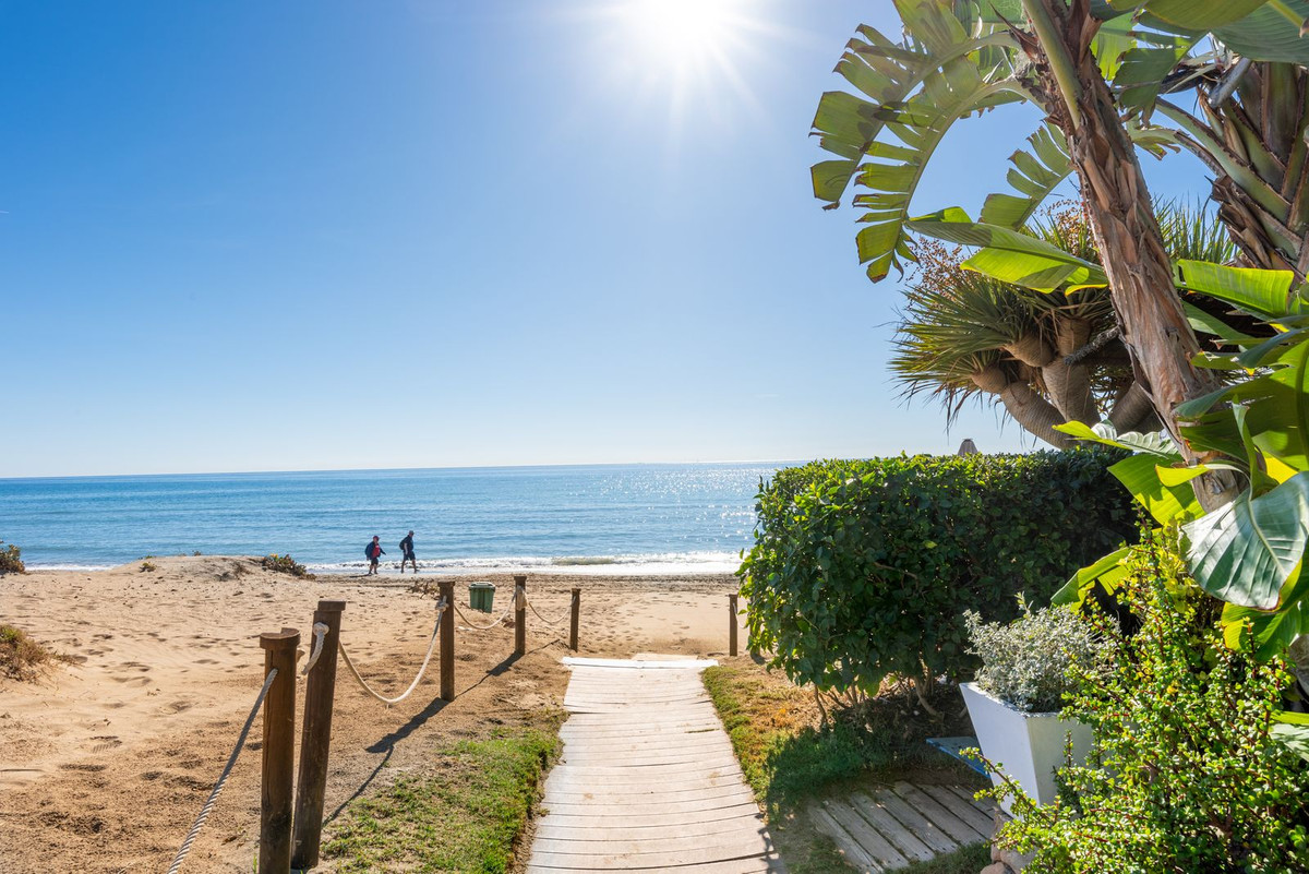 3 Bed Apartment for sale in Marbella Costa Del Sol, Málaga, Spain