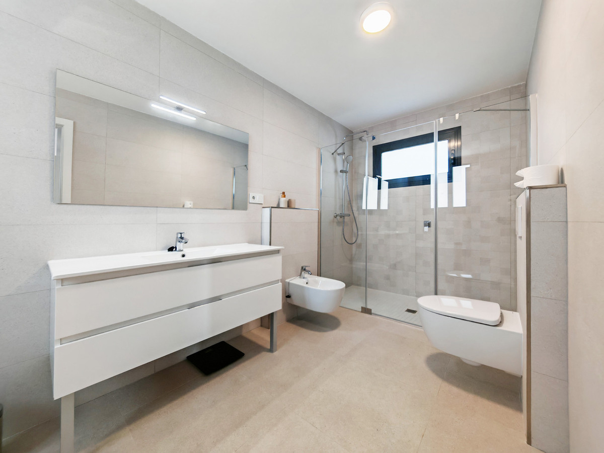 4 Bed Apartment for sale in Estepona Costa Del Sol, Málaga, Spain