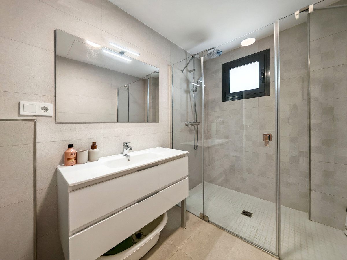 4 Bed Apartment for sale in Estepona Costa Del Sol, Málaga, Spain