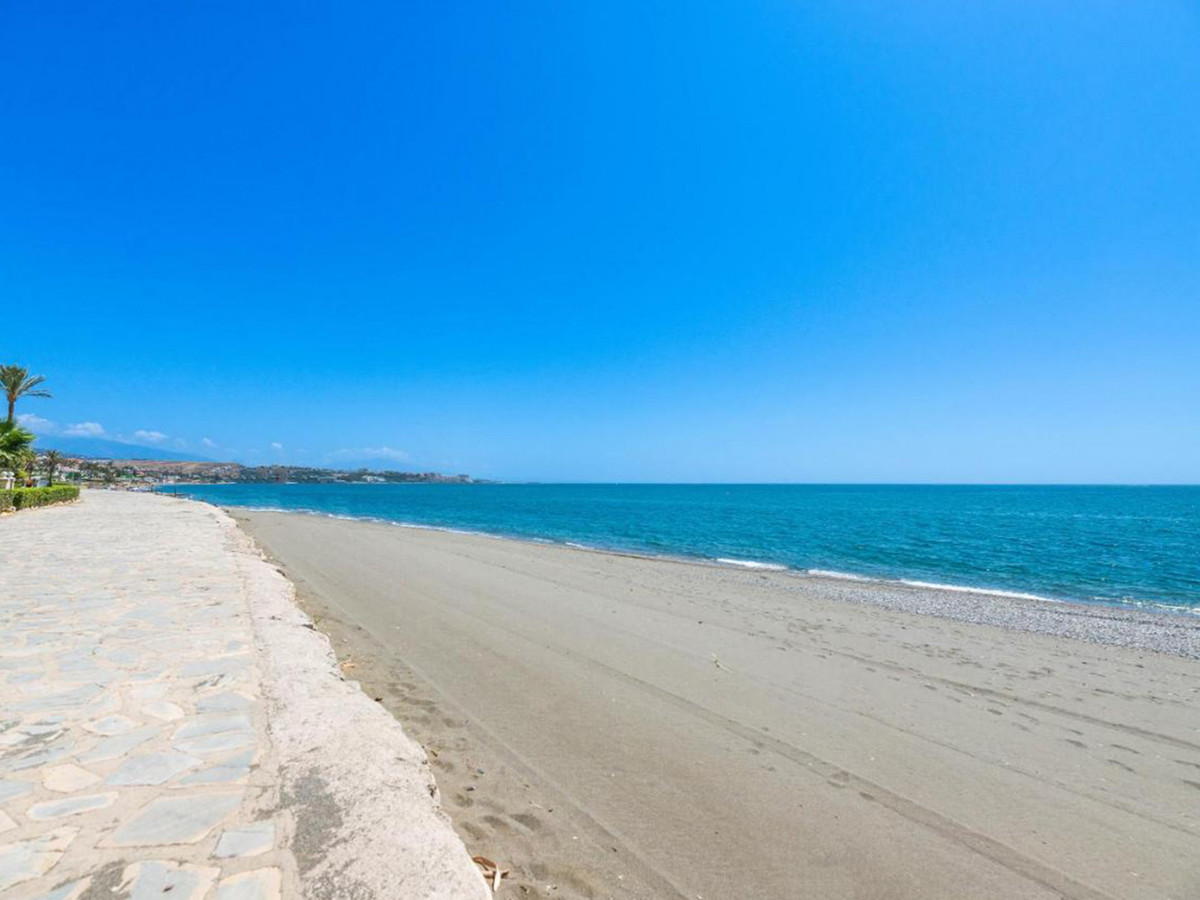 4 Bed Apartment for sale in Estepona Costa Del Sol, Málaga, Spain