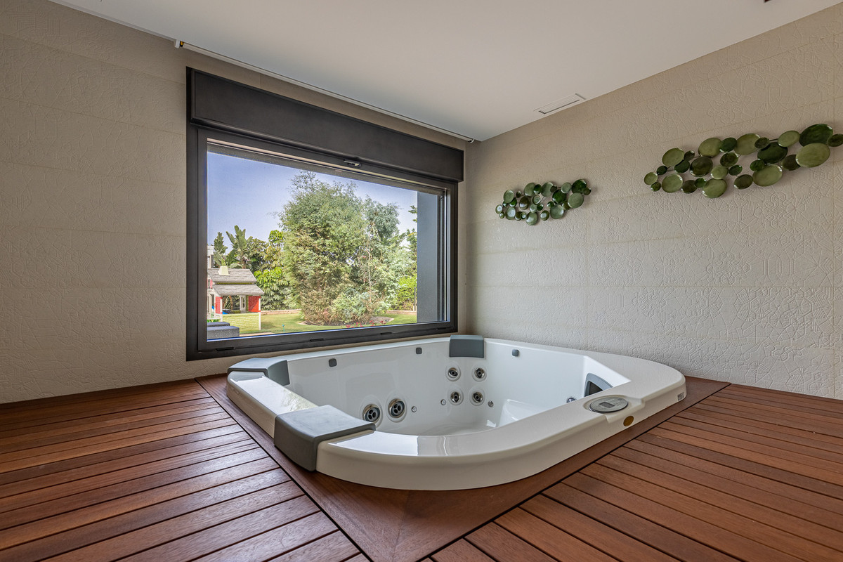 Se vende Villa - Chalet de 8 dormitorios en Costa Del Sol, Málaga, España