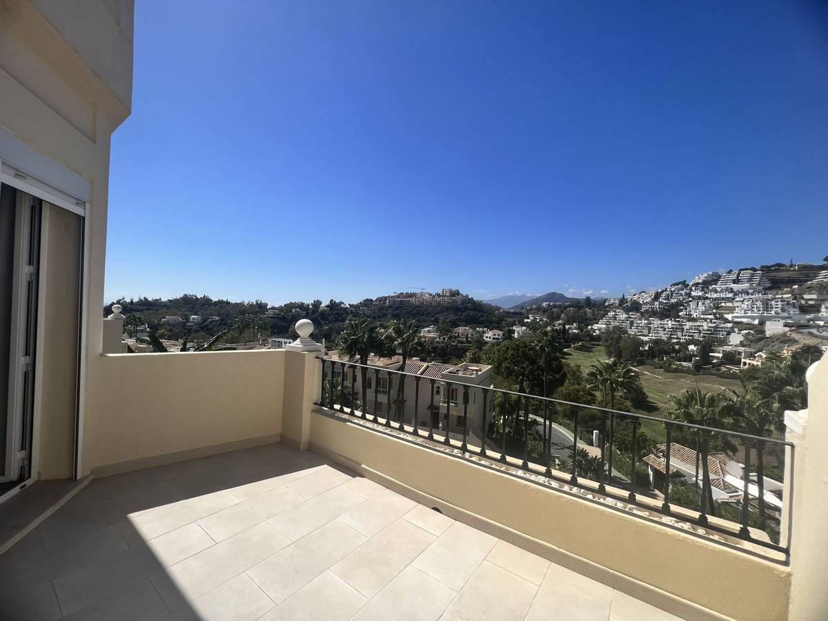 2 Bed Apartment for sale in La Quinta Costa Del Sol, Málaga, Spain