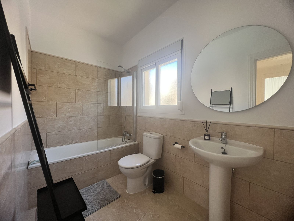 2 Bed Apartment for sale in La Quinta Costa Del Sol, Málaga, Spain