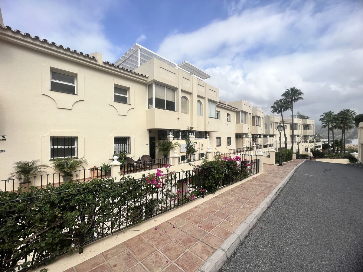 2 Bed Apartment for sale in La Quinta Costa Del Sol, Málaga, Spain