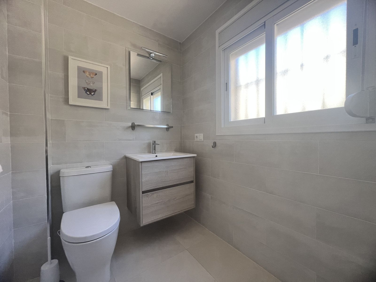 2 Bed Apartment for sale in La Quinta Costa Del Sol, Málaga, Spain
