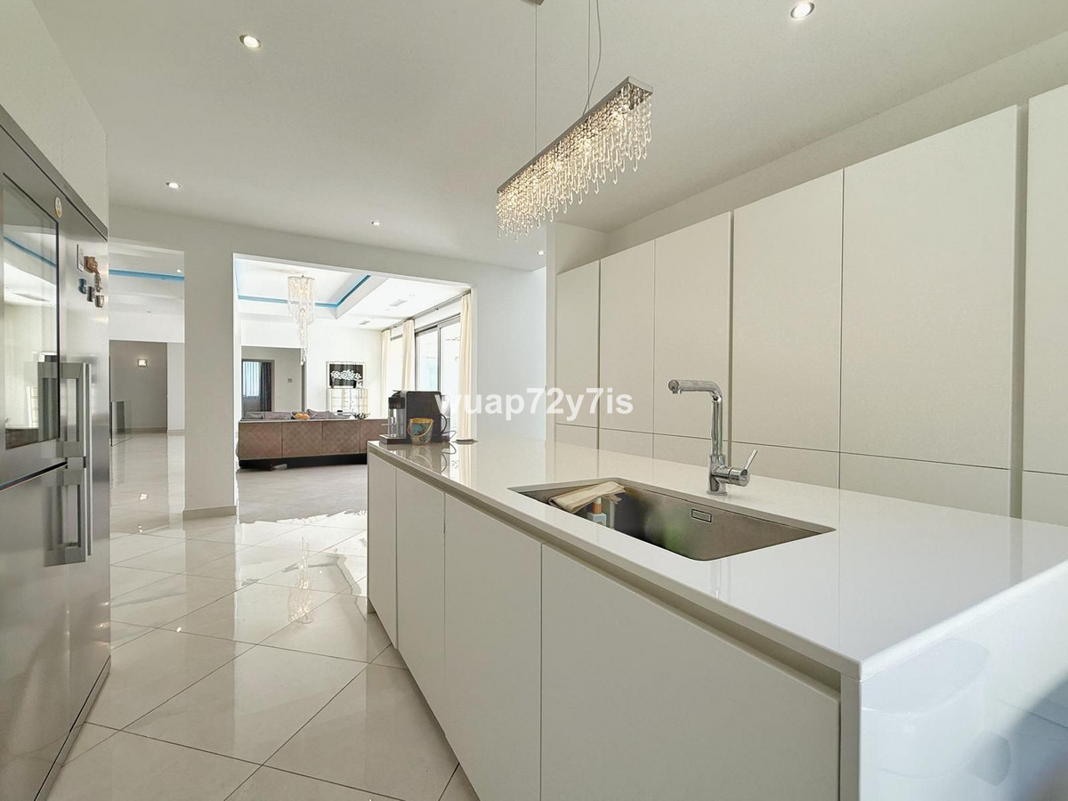 Se vende Villa - Chalet de 5 dormitorios en Costa Del Sol, Cadiz, España