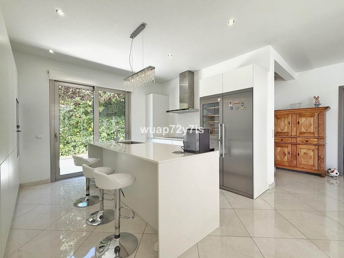 Se vende Villa - Chalet de 5 dormitorios en Costa Del Sol, Cadiz, España