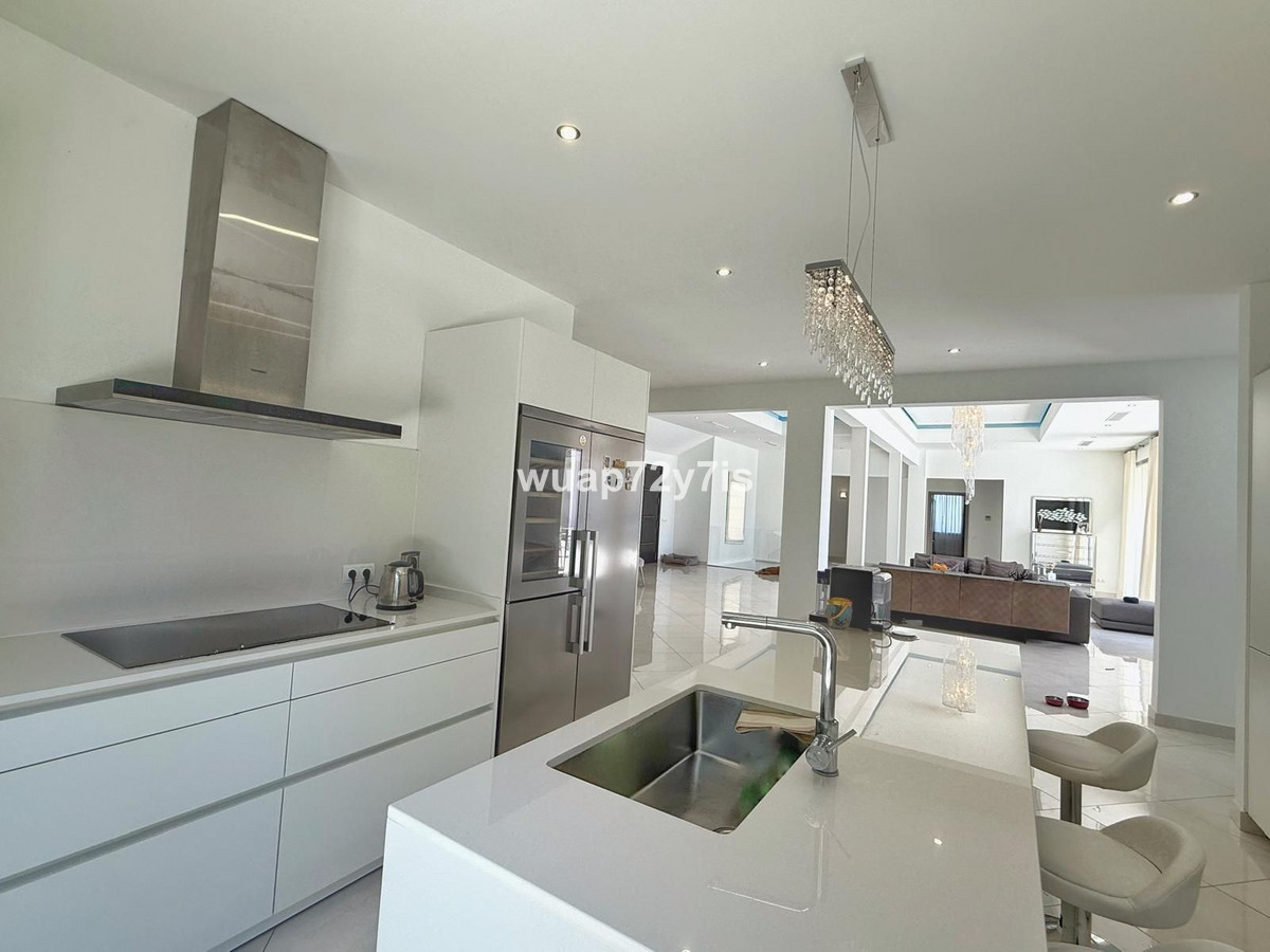 Se vende Villa - Chalet de 5 dormitorios en Costa Del Sol, Cadiz, España