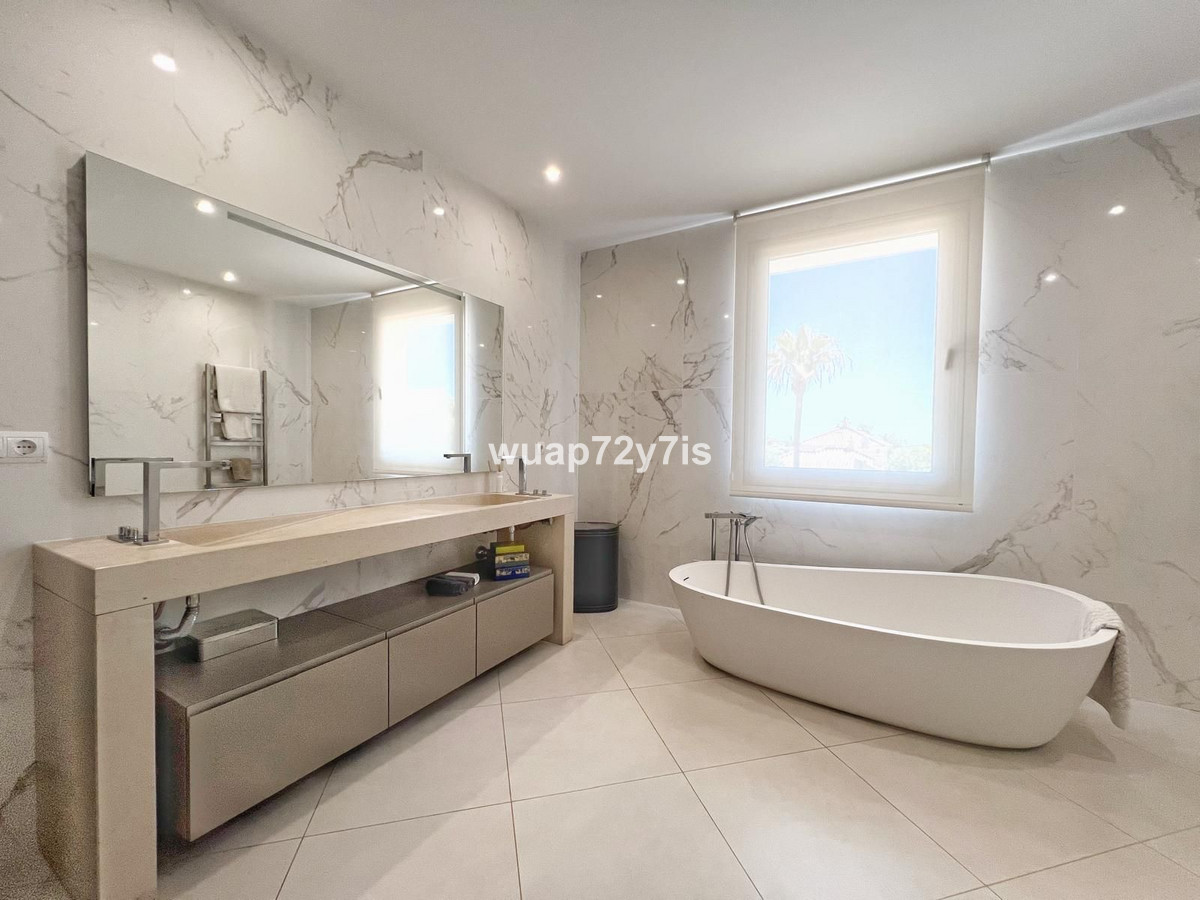 Se vende Villa - Chalet de 5 dormitorios en Costa Del Sol, Cadiz, España