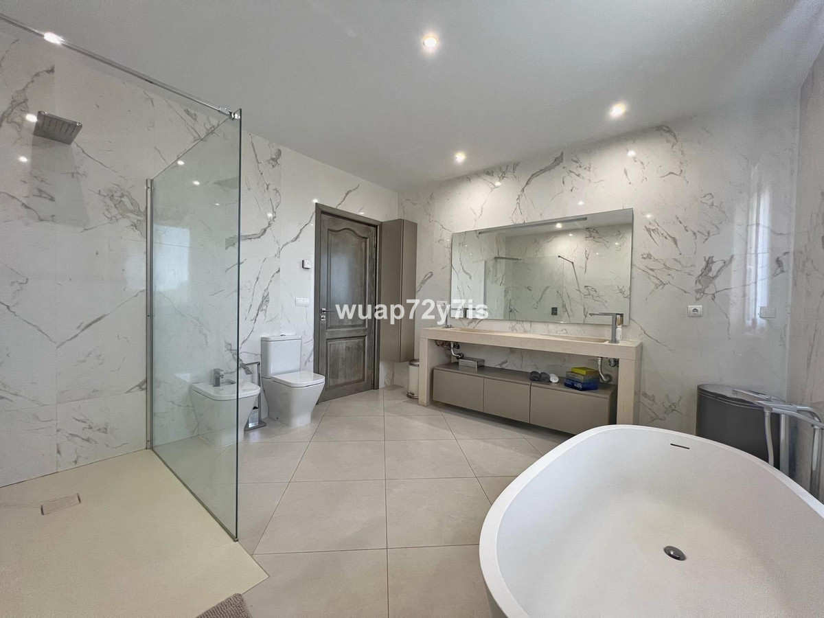 Se vende Villa - Chalet de 5 dormitorios en Costa Del Sol, Cadiz, España