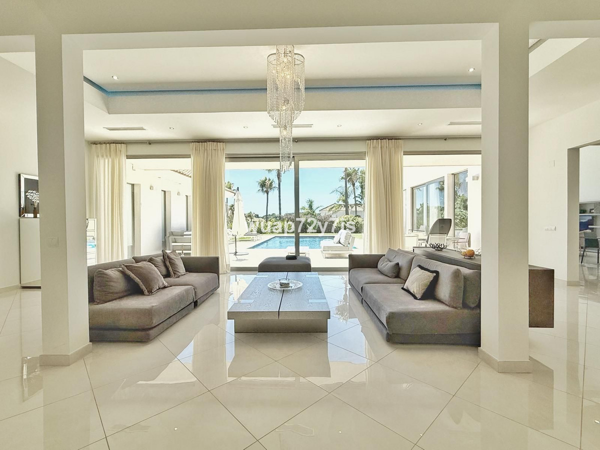 Se vende Villa - Chalet de 5 dormitorios en Costa Del Sol, Cadiz, España
