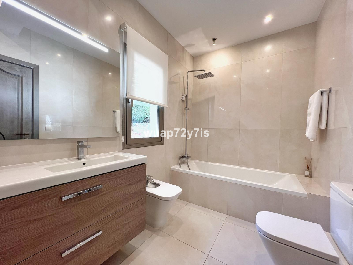 Se vende Villa - Chalet de 5 dormitorios en Costa Del Sol, Cadiz, España