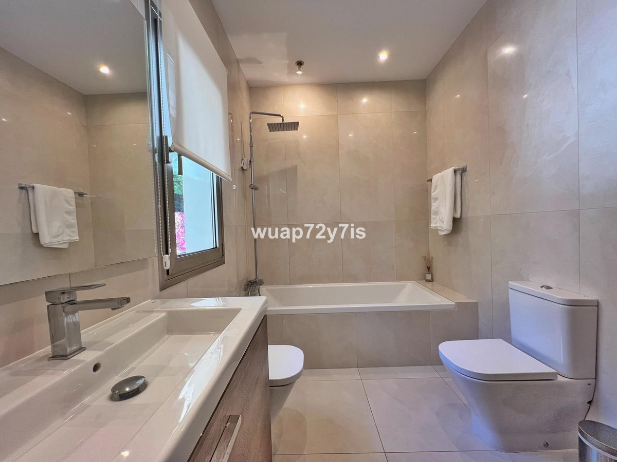 Se vende Villa - Chalet de 5 dormitorios en Costa Del Sol, Cadiz, España