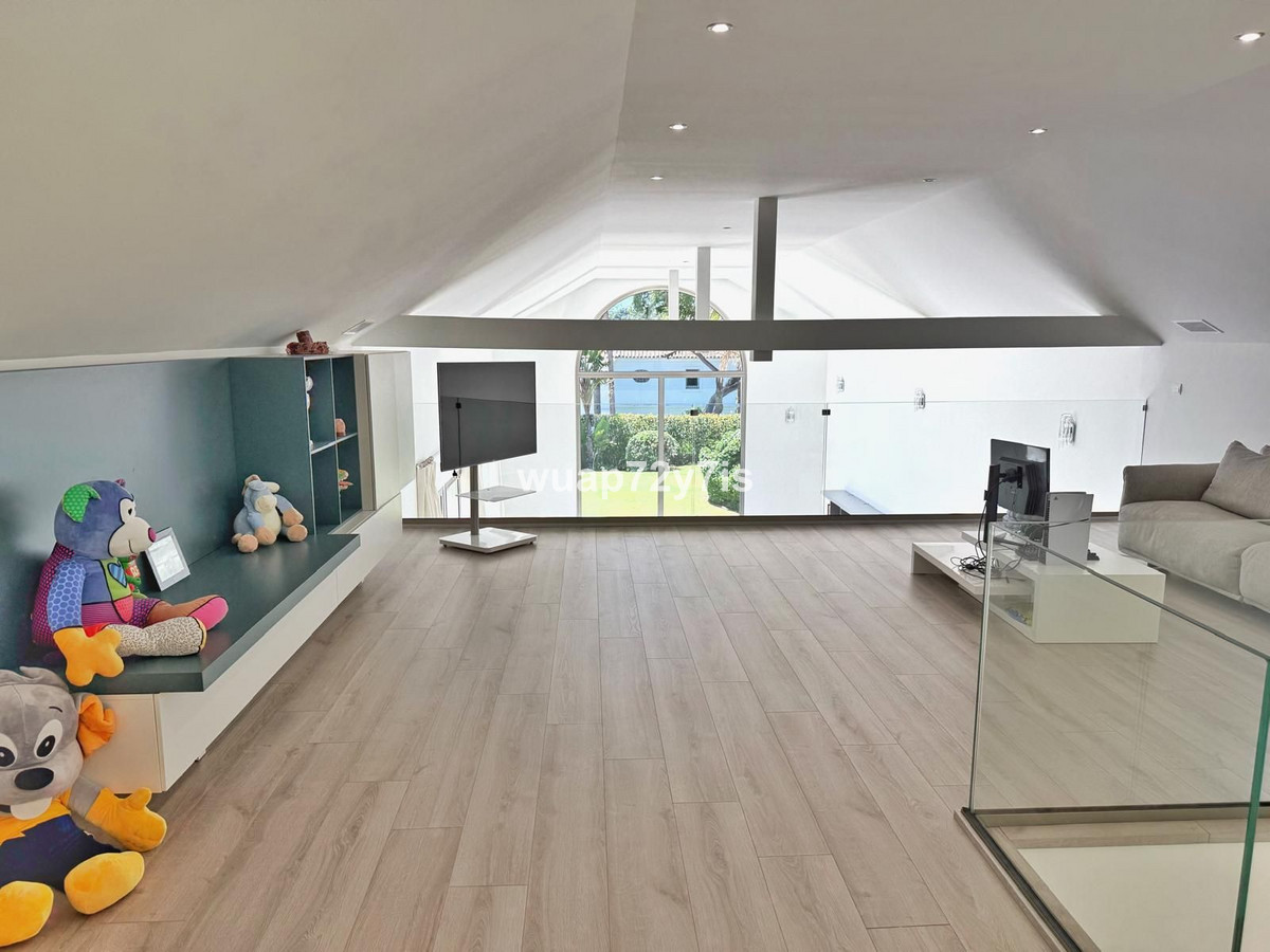 Se vende Villa - Chalet de 5 dormitorios en Costa Del Sol, Cadiz, España
